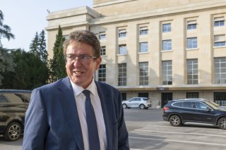 Le conseiller fédéral Albert Rösti a admis malgré son sourire à son arrivée que les discussions pour un accord international contre la pollution plastique sont "difficiles" à Genève. KEYSTONE/MARTIAL TREZZINI